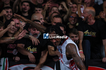 2023-10-04 - Willie Cauley-Stein #2 of Pallacanestro Varese OpenJobMetis  celebrates the victory at the end of the match with supporters during LBA Lega Basket A 2023/24 Regular Season game between Pallacanestro Varese OpenJobMetis and Estra Pistoia at Itelyum Arena, Varese, Italy on October 04, 2023 - OPENJOBMETIS VARESE VS ESTRA PISTOIA - ITALIAN SERIE A - BASKETBALL