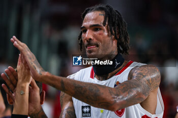 2023-10-04 - Willie Cauley-Stein #2 of Pallacanestro Varese OpenJobMetis  celebrates the victory at the end of the match with supporters during LBA Lega Basket A 2023/24 Regular Season game between Pallacanestro Varese OpenJobMetis and Estra Pistoia at Itelyum Arena, Varese, Italy on October 04, 2023 - OPENJOBMETIS VARESE VS ESTRA PISTOIA - ITALIAN SERIE A - BASKETBALL