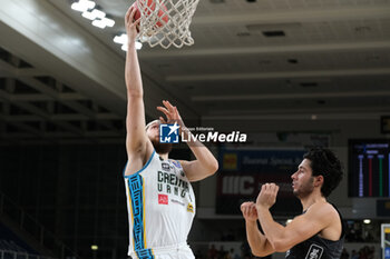 2023-09-30 - Penetration of Grant Golden of Vanoli Basket Cremona in action during the match between Dolomiti Trentino Energia and Vanoli Basket Cremona, regular season of A1 Italian Basketball Championship 2023/2024 at il T Quotidiano Arena Palace on September 30, 2023, Trento, Italy. - DOLOMITI ENERGIA TRENTINO VS VANOLI BASKET CREMONA - ITALIAN SERIE A - BASKETBALL