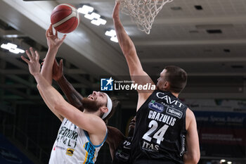 2023-09-30 - Grant Golden of Vanoli Basket Cremona in action during the match between Dolomiti Trentino Energia and Vanoli Basket Cremona, regular season of A1 Italian Basketball Championship 2023/2024 at il T Quotidiano Arena Palace on September 30, 2023, Trento, Italy. - DOLOMITI ENERGIA TRENTINO VS VANOLI BASKET CREMONA - ITALIAN SERIE A - BASKETBALL