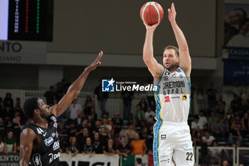 2023-09-30 - Suspension shot of Wayne McCullough of Vanoli Basket Cremona during the match between Dolomiti Trentino Energia and Vanoli Basket Cremona, regular season of A1 Italian Basketball Championship 2023/2024 at il T Quotidiano Arena Palace on September 30, 2023, Trento, Italy. - DOLOMITI ENERGIA TRENTINO VS VANOLI BASKET CREMONA - ITALIAN SERIE A - BASKETBALL
