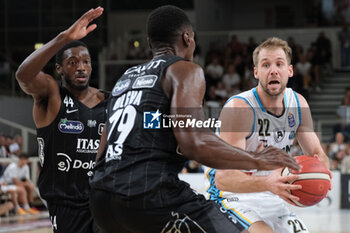 2023-09-30 - Wayne McCullough of Vanoli Basket Cremona in action during the match between Dolomiti Trentino Energia and Vanoli Basket Cremona, regular season of A1 Italian Basketball Championship 2023/2024 at il T Quotidiano Arena Palace on September 30, 2023, Trento, Italy. - DOLOMITI ENERGIA TRENTINO VS VANOLI BASKET CREMONA - ITALIAN SERIE A - BASKETBALL
