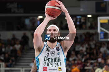 2023-09-30 - Grant Golden of Vanoli Basket Cremona at free throw during the match between Dolomiti Trentino Energia and Vanoli Basket Cremona, regular season of A1 Italian Basketball Championship 2023/2024 at il T Quotidiano Arena Palace on September 30, 2023, Trento, Italy. - DOLOMITI ENERGIA TRENTINO VS VANOLI BASKET CREMONA - ITALIAN SERIE A - BASKETBALL