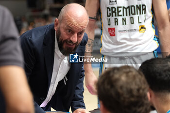 2023-09-30 - Demis Cavina head coach of Vanoli Basket Cremona during an time-out during the match between Dolomiti Trentino Energia and Vanoli Basket Cremona, regular season of A1 Italian Basketball Championship 2023/2024 at il T Quotidiano Arena Palace on September 30, 2023, Trento, Italy. - DOLOMITI ENERGIA TRENTINO VS VANOLI BASKET CREMONA - ITALIAN SERIE A - BASKETBALL