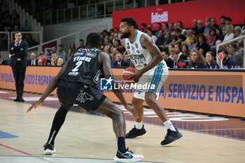 2023-09-30 - Trevor Lacey of Vanoli Basket Cremona in action during the match between Dolomiti Trentino Energia and Vanoli Basket Cremona, regular season of A1 Italian Basketball Championship 2023/2024 at il T Quotidiano Arena Palace on September 30, 2023, Trento, Italy. - DOLOMITI ENERGIA TRENTINO VS VANOLI BASKET CREMONA - ITALIAN SERIE A - BASKETBALL