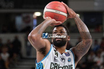 2023-09-30 - Portrait of Trevor Lacey of Vanoli Basket Cremona during the match between Dolomiti Trentino Energia and Vanoli Basket Cremona, regular season of A1 Italian Basketball Championship 2023/2024 at il T Quotidiano Arena Palace on September 30, 2023, Trento, Italy. - DOLOMITI ENERGIA TRENTINO VS VANOLI BASKET CREMONA - ITALIAN SERIE A - BASKETBALL
