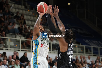 2023-09-30 - Suspension shot of Trevor Lacey of Vanoli Basket Cremona during the match between Dolomiti Trentino Energia and Vanoli Basket Cremona, regular season of A1 Italian Basketball Championship 2023/2024 at il T Quotidiano Arena Palace on September 30, 2023, Trento, Italy. - DOLOMITI ENERGIA TRENTINO VS VANOLI BASKET CREMONA - ITALIAN SERIE A - BASKETBALL