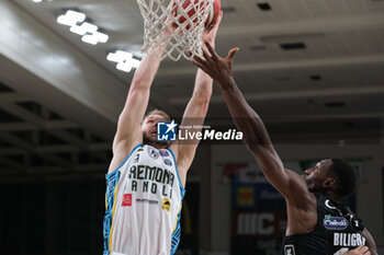 2023-09-30 - Tap-in of Wayne McCullough of Vanoli Basket Cremona during the match between Dolomiti Trentino Energia and Vanoli Basket Cremona, regular season of A1 Italian Basketball Championship 2023/2024 at il T Quotidiano Arena Palace on September 30, 2023, Trento, Italy. - DOLOMITI ENERGIA TRENTINO VS VANOLI BASKET CREMONA - ITALIAN SERIE A - BASKETBALL