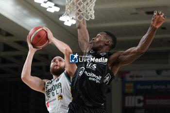 2023-09-30 - Grant Golden of Vanoli Basket Cremona contrasted by Paul Biligha of Dolomiti Trentino Energia during the match between Dolomiti Trentino Energia and Vanoli Basket Cremona, regular season of A1 Italian Basketball Championship 2023/2024 at il T Quotidiano Arena Palace on September 30, 2023, Trento, Italy. - DOLOMITI ENERGIA TRENTINO VS VANOLI BASKET CREMONA - ITALIAN SERIE A - BASKETBALL
