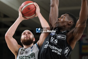 2023-09-30 - Grant Golden of Vanoli Basket Cremona fight under the basket with Paul Biligha of Dolomiti Trentino Energia in action during the match between Dolomiti Trentino Energia and Vanoli Basket Cremona, regular season of A1 Italian Basketball Championship 2023/2024 at il T Quotidiano Arena Palace on September 30, 2023, Trento, Italy. - DOLOMITI ENERGIA TRENTINO VS VANOLI BASKET CREMONA - ITALIAN SERIE A - BASKETBALL