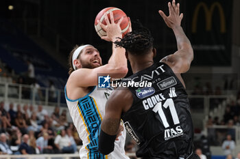 2023-09-30 - Grant Golden of Vanoli Basket Cremona in action during the match between Dolomiti Trentino Energia and Vanoli Basket Cremona, regular season of A1 Italian Basketball Championship 2023/2024 at il T Quotidiano Arena Palace on September 30, 2023, Trento, Italy. - DOLOMITI ENERGIA TRENTINO VS VANOLI BASKET CREMONA - ITALIAN SERIE A - BASKETBALL