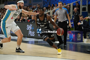 2023-09-30 - Kamar Baldwin of Dolomiti Trentino Energia contrasted by Grant Golden of Vanoli Basket Cremona during the match between Dolomiti Trentino Energia and Vanoli Basket Cremona, regular season of A1 Italian Basketball Championship 2023/2024 at il T Quotidiano Arena Palace on September 30, 2023, Trento, Italy. - DOLOMITI ENERGIA TRENTINO VS VANOLI BASKET CREMONA - ITALIAN SERIE A - BASKETBALL