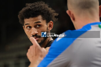 2023-09-30 - Prentiss Hubb of Dolomiti Trentino Energia discuss with the referee during the match between Dolomiti Trentino Energia and Vanoli Basket Cremona, regular season of A1 Italian Basketball Championship 2023/2024 at il T Quotidiano Arena Palace on September 30, 2023, Trento, Italy. - DOLOMITI ENERGIA TRENTINO VS VANOLI BASKET CREMONA - ITALIAN SERIE A - BASKETBALL
