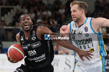 2023-09-30 - Kamar Baldwin of Dolomiti Trentino Energia contrasted by Wayne McCullough of Vanoli Basket Cremona during the match between Dolomiti Trentino Energia and Vanoli Basket Cremona, regular season of A1 Italian Basketball Championship 2023/2024 at il T Quotidiano Arena Palace on September 30, 2023, Trento, Italy. - DOLOMITI ENERGIA TRENTINO VS VANOLI BASKET CREMONA - ITALIAN SERIE A - BASKETBALL