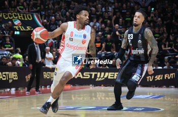 2023-10-08 - Vinnie Shahid (Openjobmetis Varese) in action thwarted by Daniel Hackett (Segafredo Virtus Bologna) during the LBA italian A1 series basketball championship match Segafredo Virtus Bologna Vs. Openjobmetis Varese - Bologna, Italy, October 2023 at Paladozza sports palace - Photo: Michele Nucci - VIRTUS SEGAFREDO BOLOGNA VS OPENJOBMETIS VARESE - ITALIAN SERIE A - BASKETBALL