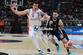 2023-10-08 - Isaia Cordinier (Segafredo Virtus Bologna) in action thwarted by Sean Mcdermott (Openjobmetis Varese) during the LBA italian A1 series basketball championship match Segafredo Virtus Bologna Vs. Openjobmetis Varese - Bologna, Italy, October 2023 at Paladozza sports palace - Photo: Michele Nucci - VIRTUS SEGAFREDO BOLOGNA VS OPENJOBMETIS VARESE - ITALIAN SERIE A - BASKETBALL