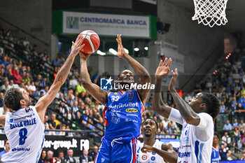 2023-10-07 - Pauly Paulicap thwarted by Amedeo Della Valle - NUTRIBULLET TREVISO BASKET VS GERMANI BRESCIA - ITALIAN SERIE A - BASKETBALL
