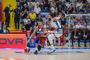 2023-10-08 - Diego Flaccadori (Ea7 Emporio Armani Milano) And Tyler Ennis (Ge.Vi Napoli Basket) in action. - GEVI NAPOLI BASKET VS EA7 EMPORIO ARMANI MILANO - ITALIAN SERIE A - BASKETBALL