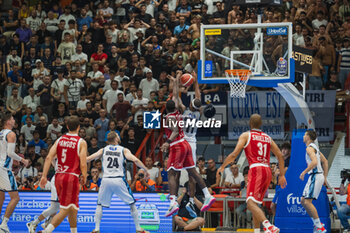 2023-10-08 - Owens Tariq (Ge.Vi. Napoli Basket) against Alex Poythress (Ea7 Emporio Armani Milano). - GEVI NAPOLI BASKET VS EA7 EMPORIO ARMANI MILANO - ITALIAN SERIE A - BASKETBALL
