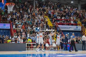 2023-10-08 - Ge.Vi Napoli Basket cheer after the win. - GEVI NAPOLI BASKET VS EA7 EMPORIO ARMANI MILANO - ITALIAN SERIE A - BASKETBALL
