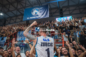 2023-10-08 - Tomislav Zubcic (Ge.Vi Napoli Basket) greets fans. - GEVI NAPOLI BASKET VS EA7 EMPORIO ARMANI MILANO - ITALIAN SERIE A - BASKETBALL