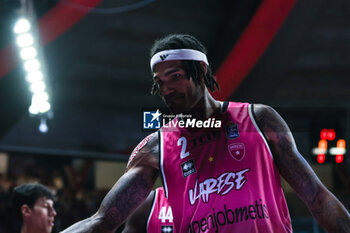 2023-10-15 - Willie Cauley-Stein #2 of Pallacanestro Varese OpenJobMetis looks on during LBA Lega Basket A 2023/24 Regular Season match between Pallacanestro Varese OpenJobMetis and Bertram Yachts Derthona Basket Tortona at Itelyum Arena, Varese, Italy on October 15, 2023 - OPENJOBMETIS VARESE VS BERTRAM DERTHONA TORTONA - ITALIAN SERIE A - BASKETBALL