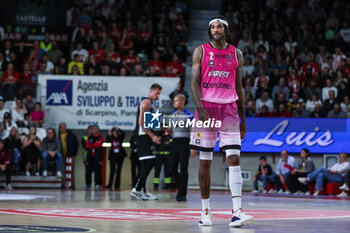 2023-10-15 - Willie Cauley-Stein #2 of Pallacanestro Varese OpenJobMetis looks on during LBA Lega Basket A 2023/24 Regular Season match between Pallacanestro Varese OpenJobMetis and Bertram Yachts Derthona Basket Tortona at Itelyum Arena, Varese, Italy on October 15, 2023 - OPENJOBMETIS VARESE VS BERTRAM DERTHONA TORTONA - ITALIAN SERIE A - BASKETBALL