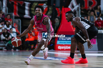 2023-10-15 - Vinnie Shahid #0 of Pallacanestro Varese OpenJobMetis seen in action during LBA Lega Basket A 2023/24 Regular Season match between Pallacanestro Varese OpenJobMetis and Bertram Yachts Derthona Basket Tortona at Itelyum Arena, Varese, Italy on October 15, 2023 - OPENJOBMETIS VARESE VS BERTRAM DERTHONA TORTONA - ITALIAN SERIE A - BASKETBALL