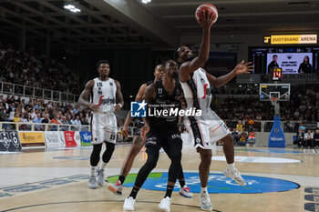 2023-10-15 - Penetration of Jaleen Smith of Virtus Segafredo Bologna in action during the match between Dolomiti Trentino Energia and Virtus Segafredo Bologna, regular season of A1 Italian Basketball Championship 2023/2024 at il T Quotidiano Arena on October 15, 2023, Trento, Italy. - DOLOMITI ENERGIA TRENTINO VS VIRTUS SEGAFREDO BOLOGNA - ITALIAN SERIE A - BASKETBALL