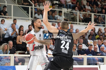 2023-10-15 - Daniel Hackett of Virtus Segafredo Bologna in action during the match between Dolomiti Trentino Energia and Virtus Segafredo Bologna, regular season of A1 Italian Basketball Championship 2023/2024 at il T Quotidiano Arena on October 15, 2023, Trento, Italy. - DOLOMITI ENERGIA TRENTINO VS VIRTUS SEGAFREDO BOLOGNA - ITALIAN SERIE A - BASKETBALL
