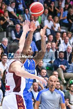 2023-10-22 - Sospension shot of D'Angelo Harrison ( Nutribullet Treviso Basket ) - NUTRIBULLET TREVISO BASKET VS UMANA REYER VENEZIA - ITALIAN SERIE A - BASKETBALL