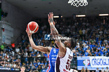 2023-10-22 - Duel under the basket between Bowman Ky ( Nutribullet Treviso Basket ) and Rayjon Tucker ( Reyer Venezia ) - NUTRIBULLET TREVISO BASKET VS UMANA REYER VENEZIA - ITALIAN SERIE A - BASKETBALL
