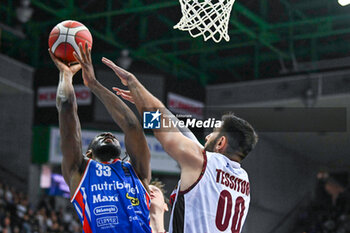 2023-10-22 - Duel under the basket between Pauly Paulicap ( Nutribullet Treviso Basket ) and Amedeo Tessitori ( Reyer Venezia ) - NUTRIBULLET TREVISO BASKET VS UMANA REYER VENEZIA - ITALIAN SERIE A - BASKETBALL