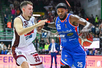 2023-10-22 - Terry Allen ( Nutribullet Treviso Basket ) duel for the ball with Kyle Walter ( Reyer Venezia ) - NUTRIBULLET TREVISO BASKET VS UMANA REYER VENEZIA - ITALIAN SERIE A - BASKETBALL
