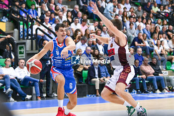 2023-10-22 - Alessandro Zanelli ( Nutribullet Treviso Basket ) thwarted by Andrea De Nicolao ( Reyer Venezia ) - NUTRIBULLET TREVISO BASKET VS UMANA REYER VENEZIA - ITALIAN SERIE A - BASKETBALL