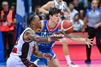 2023-10-22 - Duel for the ball between Rayjon Tucker ( Reyer Venezia ) and Leonardo Faggian ( Nutribullet Treviso Basket ) - NUTRIBULLET TREVISO BASKET VS UMANA REYER VENEZIA - ITALIAN SERIE A - BASKETBALL