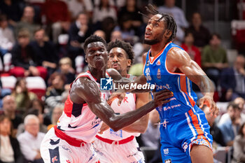 2023-10-29 - Mouhamed Faye (Unahotels Pallacanestro Reggiana), Pauly Paulicap (Nutribullet Treviso Basket) - UNAHOTELS REGGIO EMILIA VS NUTRIBULLET TREVISO BASKET - ITALIAN SERIE A - BASKETBALL