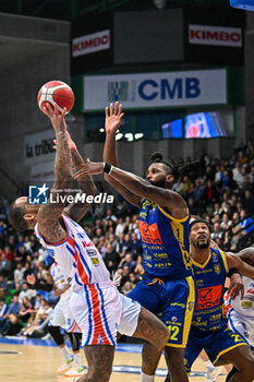2023-11-05 - D'Angelo Harrison ( Nutribullet Treviso Basket ) thwarted by Kruize Pinkins ( Genova Scafati Basket ) - NUTRIBULLET TREVISO BASKET VS GIVOVA SCAFATI - ITALIAN SERIE A - BASKETBALL