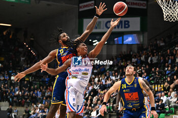 2023-11-05 - Duel under the basket of Deishuan Booker ( Nutribullet Treviso Basket ) - NUTRIBULLET TREVISO BASKET VS GIVOVA SCAFATI - ITALIAN SERIE A - BASKETBALL