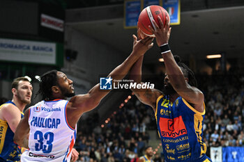 2023-11-05 - Pauly Paulicap ( Nutribullet Treviso Basket ) thwarted with Kruize Pinkins ( Genova Scafati Basket ) - NUTRIBULLET TREVISO BASKET VS GIVOVA SCAFATI - ITALIAN SERIE A - BASKETBALL
