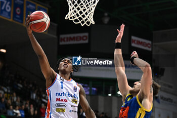 2023-11-05 - Deishuan Booker fight under the basket ( Nutribullet Treviso Basket ) - NUTRIBULLET TREVISO BASKET VS GIVOVA SCAFATI - ITALIAN SERIE A - BASKETBALL
