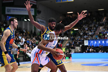 2023-11-05 - Pauly Paulicap ( Nutribullet Treviso Basket ) In action against Demetre Rivers ( Genova Scafati Basket ) - NUTRIBULLET TREVISO BASKET VS GIVOVA SCAFATI - ITALIAN SERIE A - BASKETBALL