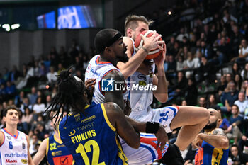 2023-11-05 - Fight under the basket of Andrea Mezzanotte( Nutribullet Treviso Basket ) and Kruize Pinkins ( Genova Scafati Basket ) - NUTRIBULLET TREVISO BASKET VS GIVOVA SCAFATI - ITALIAN SERIE A - BASKETBALL