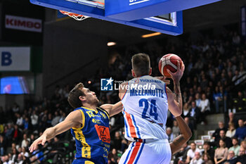 2023-11-05 - Fight under the basket of Andrea Mezzanotte( Nutribullet Treviso Basket ) - NUTRIBULLET TREVISO BASKET VS GIVOVA SCAFATI - ITALIAN SERIE A - BASKETBALL