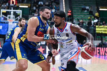 2023-11-05 - Terry Allen ( Nutribullet Treviso Basket ) thwarted by Alessandro Gentile ( Genova Scafati Basket ) - NUTRIBULLET TREVISO BASKET VS GIVOVA SCAFATI - ITALIAN SERIE A - BASKETBALL