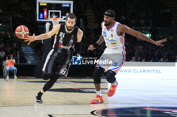 2023-11-11 - Tornike Shengelia (Segafredo Virtus Bologna) (L) in action thwarted by Terry Allen (Nutribullet Treviso Basket) during the LBA italian A1 series basketball championship match Segafredo Virtus Bologna Vs. Nutribullet Treviso Basket - at Segafredo Arena, Bologna, Italy, November 11, 2023 - Photo: Michele Nucci - VIRTUS SEGAFREDO BOLOGNA VS NUTRIBULLET TREVISO BASKET - ITALIAN SERIE A - BASKETBALL