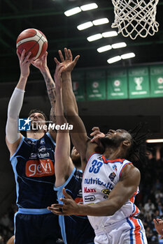 2023-11-19 - Tomislav Zubcic ( GeVi Napoli Basket ) thwarted by Pauly Paulicap ( Nutribullet Treviso Basket ) - NUTRIBULLET TREVISO BASKET VS GEVI NAPOLI BASKET - ITALIAN SERIE A - BASKETBALL