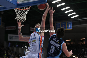 2023-11-19 - Andrea Mezzanotte ( Nutribullet Treviso Basket ) play the ball under the basket - NUTRIBULLET TREVISO BASKET VS GEVI NAPOLI BASKET - ITALIAN SERIE A - BASKETBALL