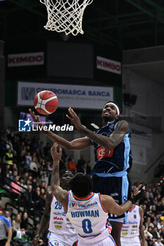 2023-11-19 - Amir Owens ( GeVi Napoli Basket ) fight under the basket - NUTRIBULLET TREVISO BASKET VS GEVI NAPOLI BASKET - ITALIAN SERIE A - BASKETBALL