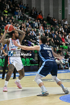 2023-11-19 - Harrison D'Angelo ( Nutribullet Treviso Basket ) thwarted by Tyler Ennis ( GeVi Napoli Basket ) - NUTRIBULLET TREVISO BASKET VS GEVI NAPOLI BASKET - ITALIAN SERIE A - BASKETBALL